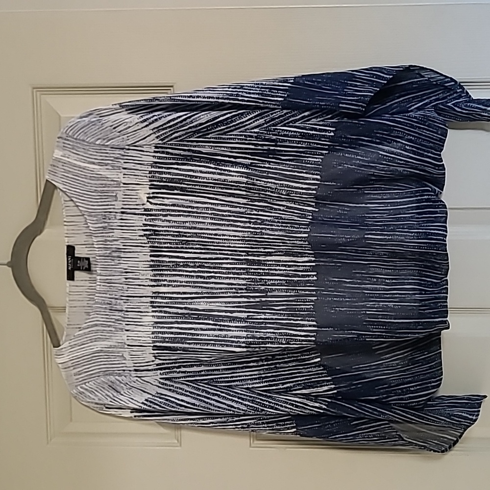 Alfani navy/white sheer ombre top w cami. Sheer winged sleeve,ruched waist P/M.